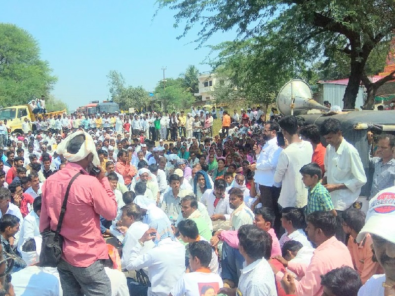 Villagers demand closing down of the Kala Kendra: Stop the route on Jamkhed-Beed road | कलाकेंद्र बंद करण्याची ग्रामस्थांची मागणी : जामखेड - बीड मार्गावर रास्ता रोको