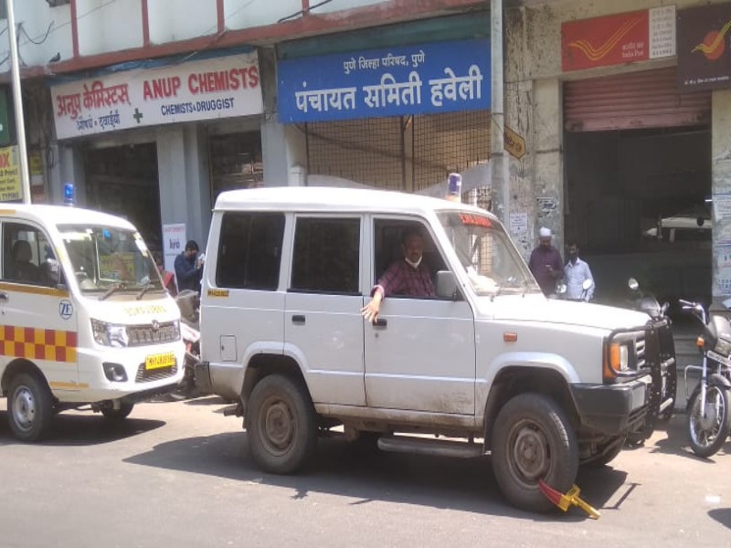 An ambulance carrying corona vaccine was jammed by Pune city traffic police | कोरोना प्रतिबंधक लस नेण्यासाठी आलेल्या अ‍ॅम्बुलन्सला वाहतूक पोलिसांनी लावला 'जॅमर' 