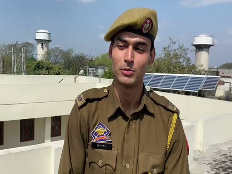 This Jammu and Kashmir policeman is setting the internet on fire with his rapping skills rkp | VIDEO: जम्मू-काश्मीरच्या पोलीस कॉन्स्टेबलचा व्हिडीओ सोशल मीडियात तुफान लोकप्रिय! 