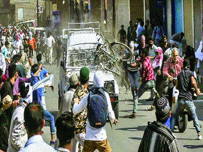 The death of the demonstrator crushed under the CRPF vehicle, the unrest in the valley of the entire Kashmir Valley | सीआरपीएफच्या वाहनाखाली चिरडून निदर्शकाचा मृत्यू, संपूर्ण काश्मीर खोऱ्यात अशांतता