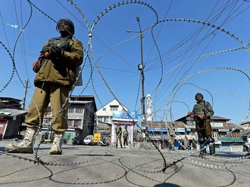 Authorities in Srinagar increase restrictions ahead of Friday prayers after separatist call for protests | फुटीरतावाद्यांची मोर्चाची हाक; श्रीनगरमध्ये पुन्हा निर्बंध लागू