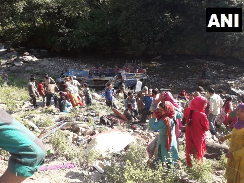 Jammu and Kashmir matador vehicle coming from Keshwan to Kishtwar fell into a gorge 10 died 7 injured | जम्मू-काश्मीरमध्ये बसला अपघात; 35 जणांचा मृत्यू, 17 जखमी
