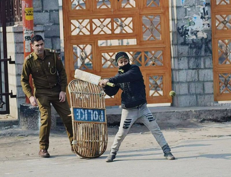 Baramulla police tweets a picture of cop playing cricket with kashmiri boy | जम्मू काश्मीर पोलिसांसोबत क्रिकेट खेळणा-या चिमुरड्याचा फोटो व्हायरल, सोशल मीडियावर कौतुकाचा वर्षाव
