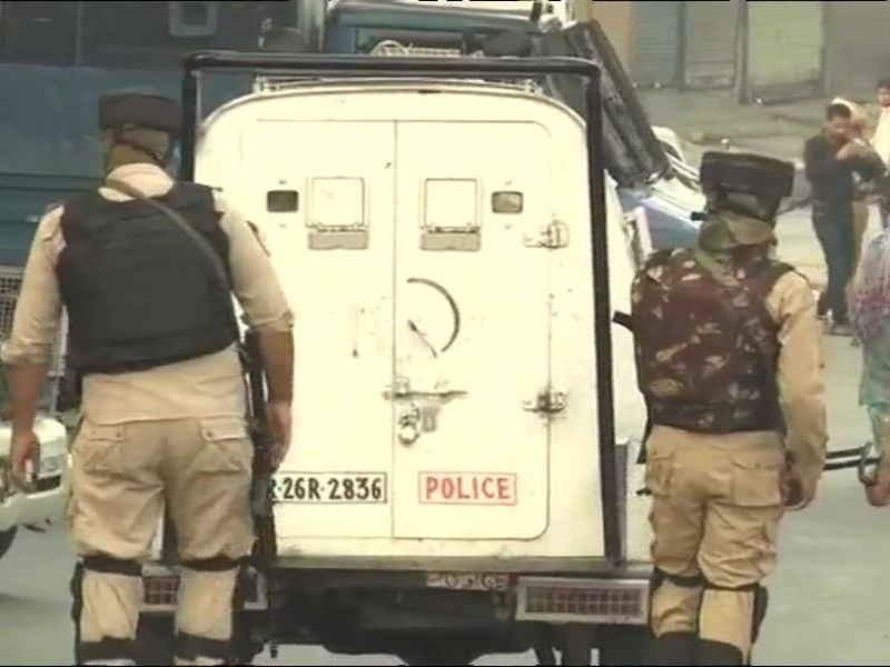 encounter started between security forces and terrorists in three places of jammu and kashmir | जम्मू-काश्मीरमधील तीन ठिकाणी एन्काऊंटर सुरू; एका दहशतवाद्याचा खात्मा