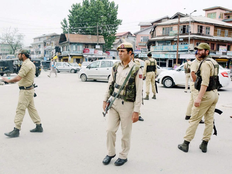Terrorists flee after firing on police squad, one policeman seriously injured in jammu kashmir | पोलिसांच्या पथकावर गोळबार करुन दहशतवादी फरार, एक पोलिस कर्मचारी गंभीर जखमी