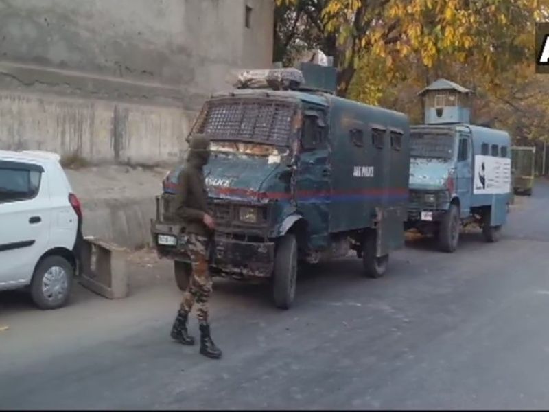 Terrorists attack Rajpora Police station in Jammu and Kashmir | जम्मू काश्मीर : पोलीस पथकावर दहशतवाद्यांचा गोळीबार, दोन जवान जखमी