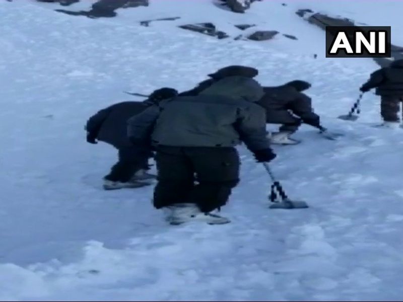 avalanche In Ladakh Khardungla Pass Rescue Operation Underway By Army And Police | लडाखमध्ये हिमस्खलनामुळे तिघांचा मृत्यू; 7 जणांचा शोध सुरू
