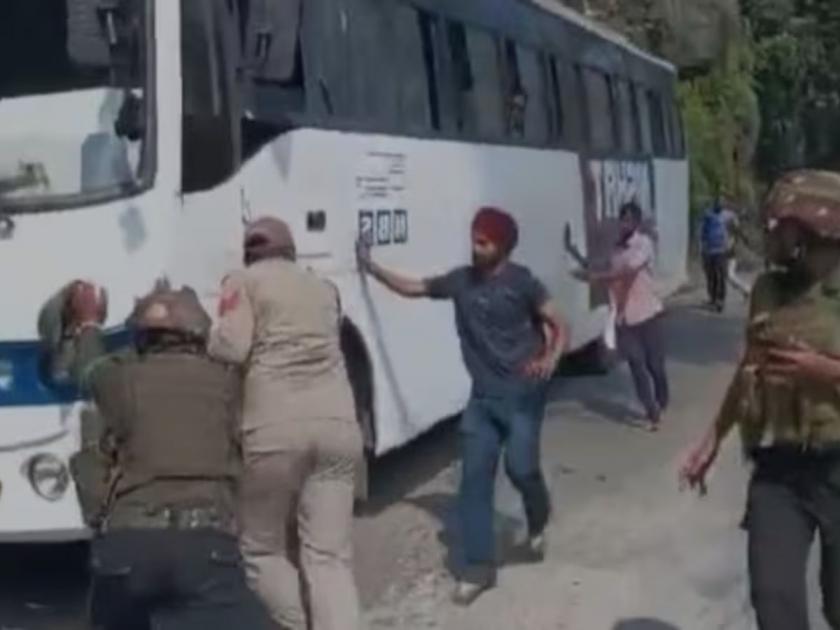 jammu kashmir bus break fail indian army and j k police averts probable accident | बसचा ब्रेक अचानक झाला फेल; जवानांनी वाचवला ४० प्रवाशांचा जीव, १० जण जखमी