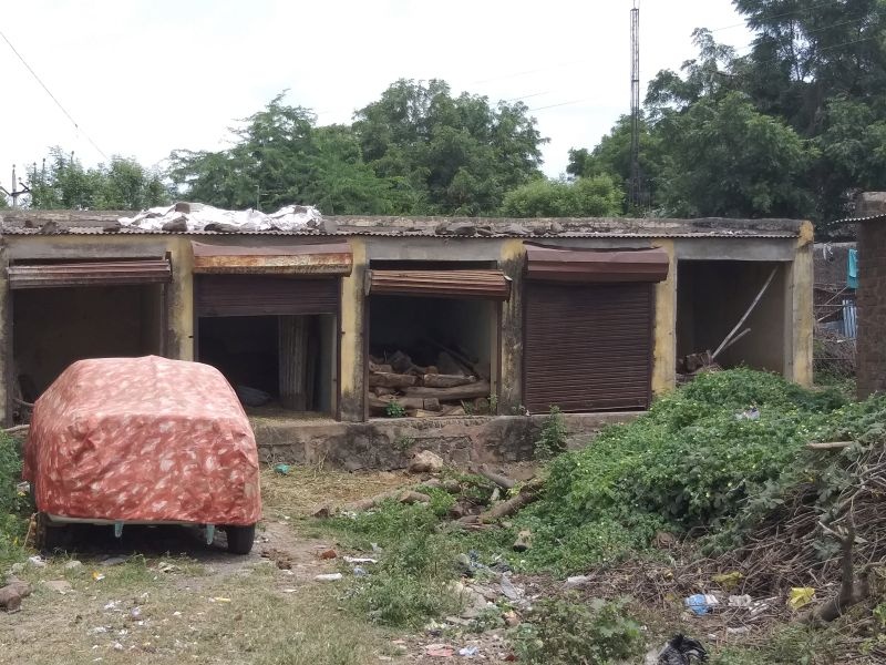 The pitiful state of the government business complex of Jamthi in Bodwad taluka | बोदवड तालुक्यातील जामठी येथील शासकीय व्यापारी संकुलनाची दयनीय अवस्था