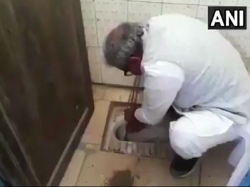 Janardan mishra bjp mp cleans toilet himself at a school in rewa madhya pradesh | स्वतःच्या हातांनी स्वच्छ केलं शाळेचं शौचालय, भाजपा खासदाराचं कौतुकास्पद कार्य