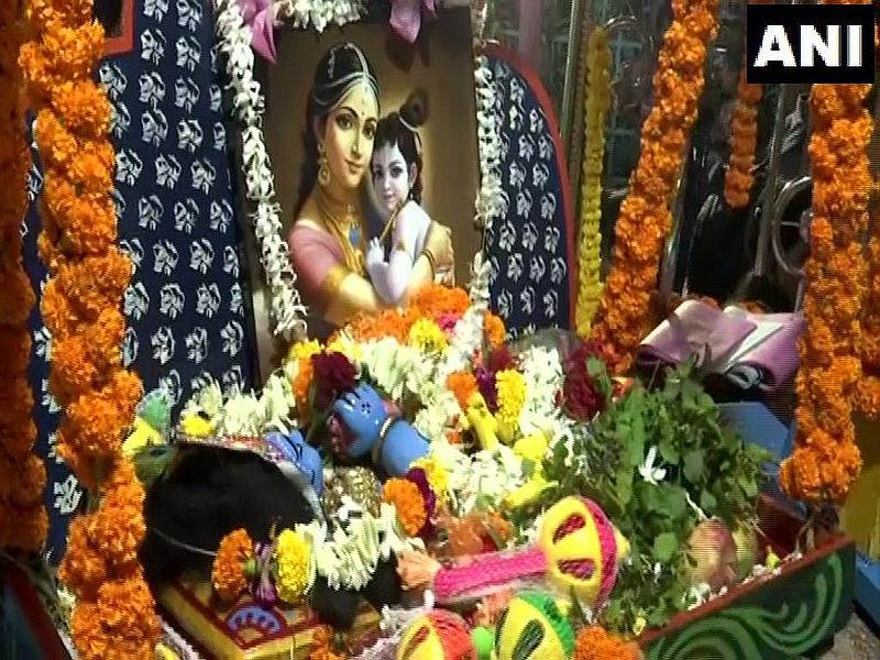 krishna janmashtami 2019 celecbration in india | देशभरात श्रीकृष्ण जन्माष्टमीचा उत्साह; मंदिरांमध्ये भाविकांची रीघ!