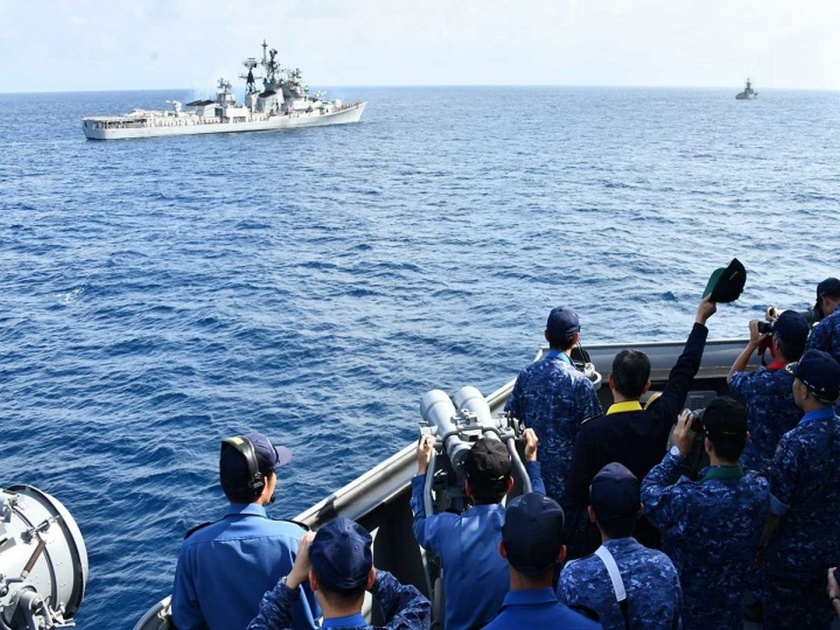 india china standoff indo japan navies conduct joint training exercise in indian ocean | ड्रॅगनला आव्हान! हिंदी महासागरात जपानसोबत युद्धसराव करत भारतानं दाखवली ताकद 