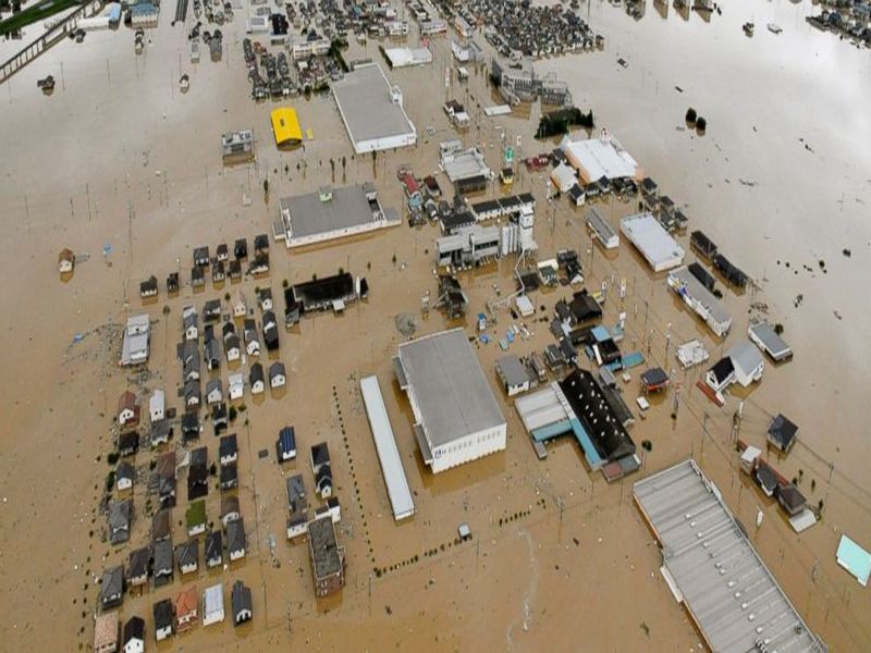 japanese government says 100 are dead or presumed dead after heavy rains | जपानमध्ये आभाळ फाटलं; अतिवृष्टीमुळे 100 जणांचा मृत्यू