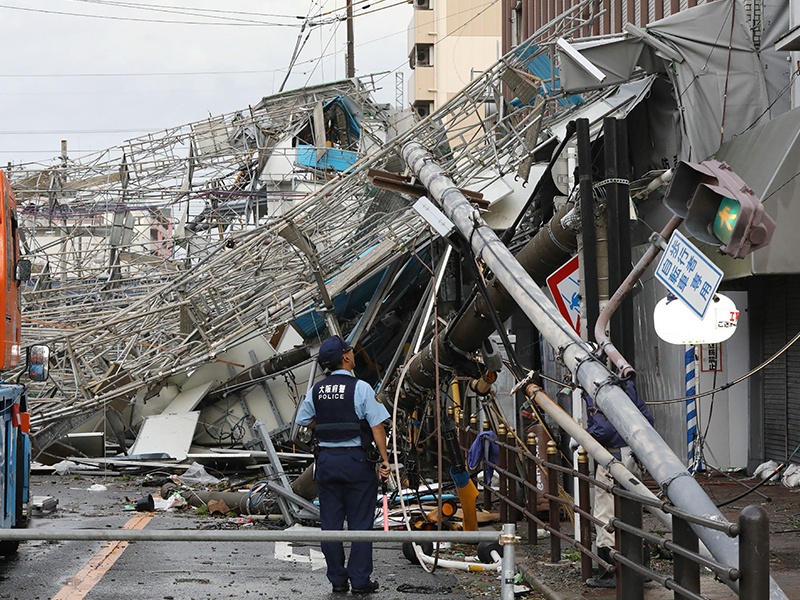 Eleven Dead as Typhoon Jebi Batters the West Coast of Japan | जपानला जेबी वादळाचा तडाखा, 11 मृत्युमुखी, 300 जखमी
