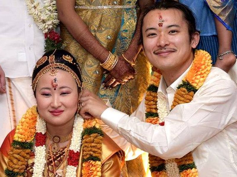 japanies couple married in hindu marriage tradition | भारतीय संस्कृतीचं कौतुक वाटून जपानी जोडप्यानं केलं हिंदू पध्दतीनं लग्न