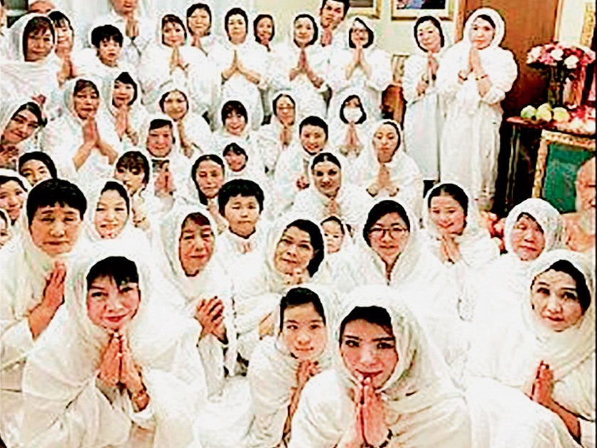 Thousands of Japanese are taking the initiation of Jainism, which teaches non-violence | हजारो जपानी घेत आहेत अहिंसेची शिकवण देणाऱ्या जैन धर्माची दीक्षा