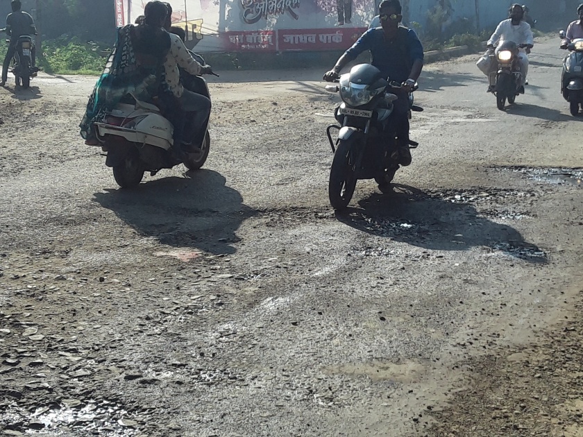 Ramanandanagar Jarganagar Road Trail .. Invitation to Accident in Highway | रामानंदनगर जरगनगर रस्त्याची चाळण.. उंचवटे देताहेत अपघाताला निमंत्रण