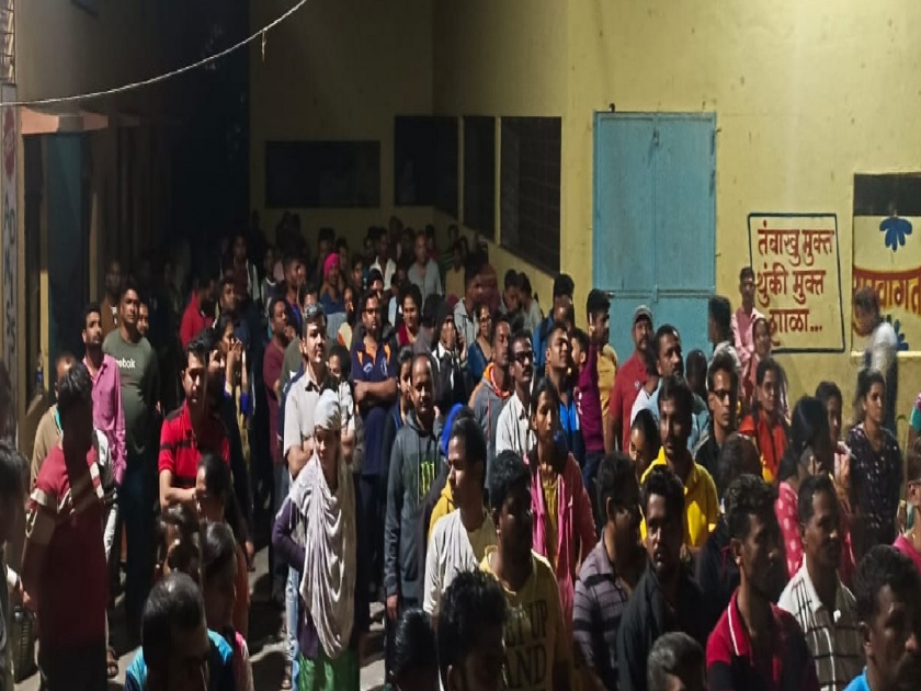 All-night queues of parents for admission to a municipal school in Jarganagar Kolhapur | कोल्हापुरातील महापालिकेची शाळा एक नंबरी!, मुलांच्या प्रवेशासाठी पालकांची झुंबड, रात्रभर लावल्या रांगा; पोलिस बंदोबस्तात प्रवेश प्रक्रिया