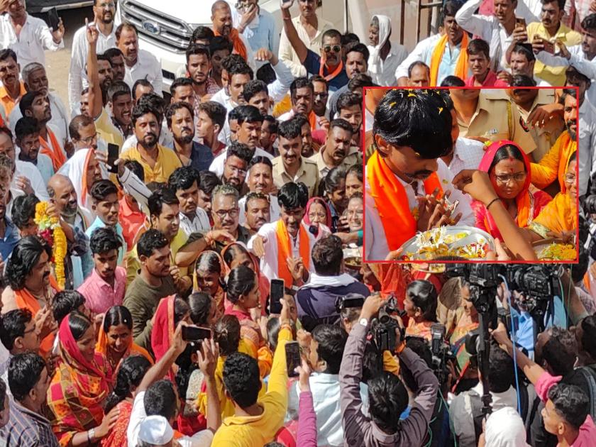 Manoj Jarange's warlike reception at Antarwali Sarati, a show of strength with a fleet of hundreds of vehicles | अंतरवाली सराटीत मनोज जरांगे यांचे जंगी स्वागत, शेकडो वाहनांच्या ताफ्यासह शक्ति प्रदर्शन