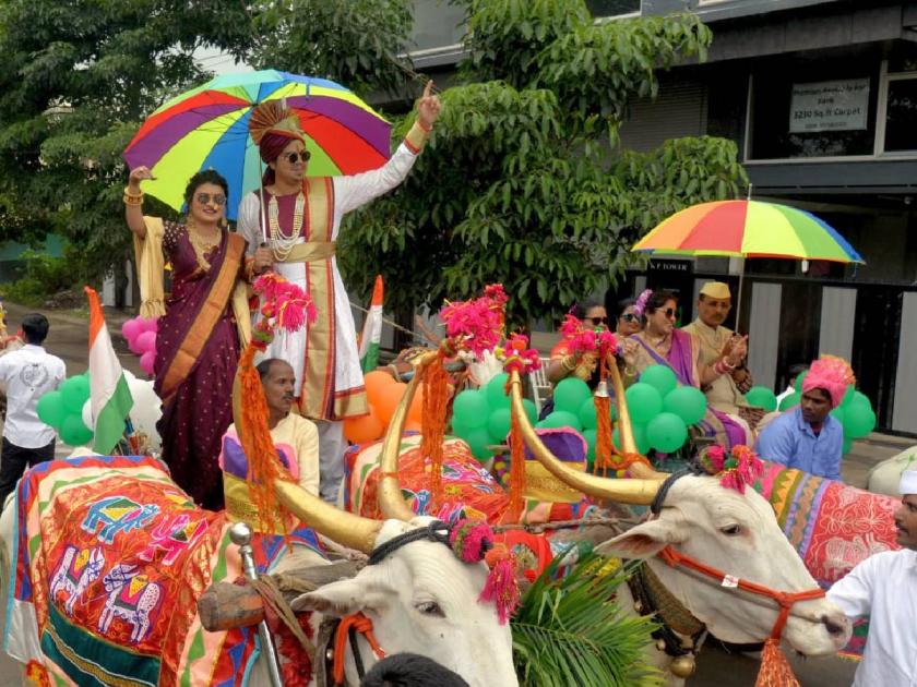 Adhikmas special 12 son in laws enjoys Bullock cart procession in Nashik | अधिकमासाचा आनंद सारा; आमुच्या जावईबापूंचा थाट हा न्यारा! नाशिकमध्ये १२ जावई-मुलींना बैलगाडीतून मिरवणूक