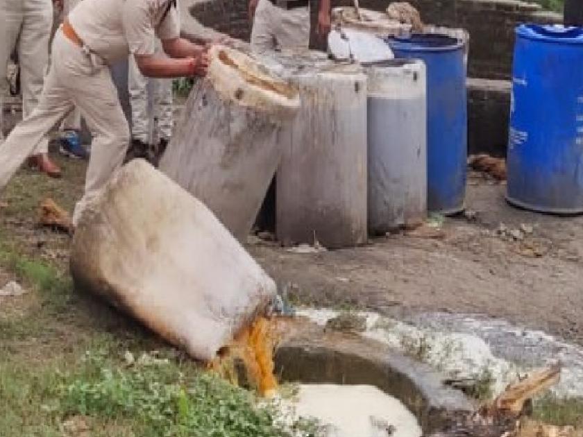 State Excise raids on illegal liquor business, case against 37 people in Jawali Satara district | जावळीत अवैध दारु धंद्यावर राज्य उत्पादन शुल्कचे धाडसत्र, ३७ जणांविरोधात गुन्हा