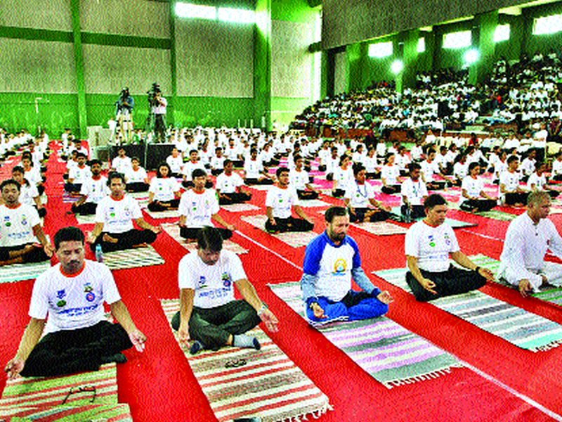 Prakash Javadekar will set up yoga centers at every university in the country | देशातील प्रत्येक विद्यापीठात योग सेंटर उभारणार - प्रकाश जावडेकर