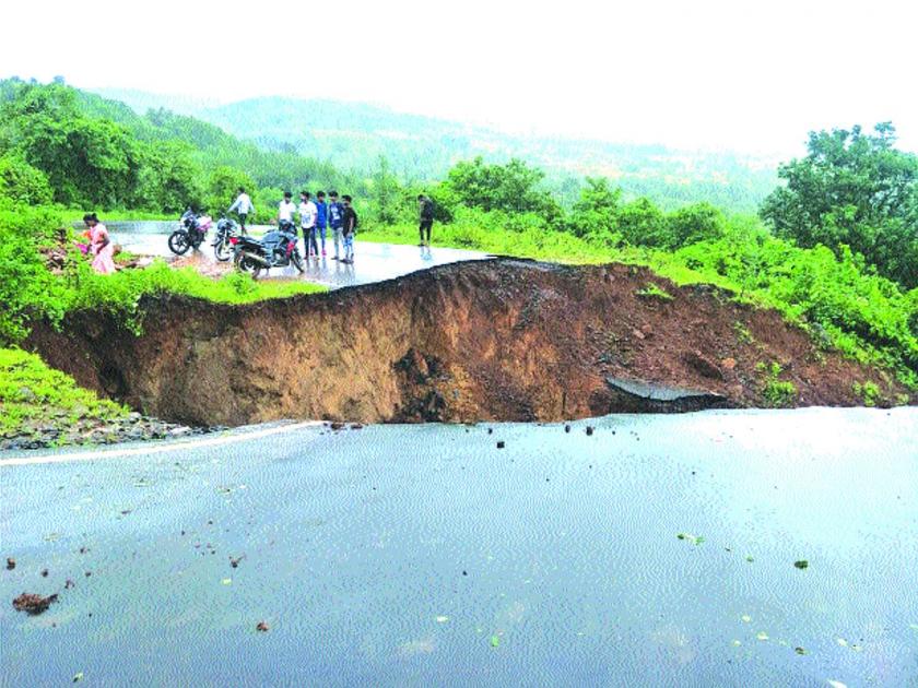 landsliding in Javhar | रस्ताच खचल्यामुळे विद्यार्थ्यांचे नुकसान