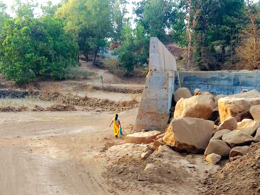 Citizen stricken by the incomplete work of Jawhar-Silvassa road | जव्हार-सिल्व्हासा रस्त्याच्या मोरीच्या अपूर्ण कामामुळे नागरिक त्रस्त