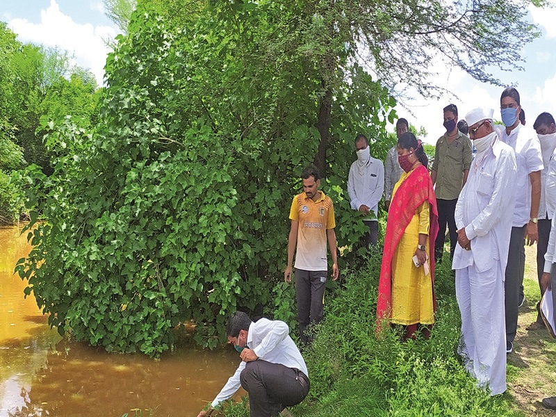 Well water contaminated with chemicals; Chemicals released from the tanker into the nearby stream | रसायनामुळे जवळे येथील विहिरीतील पाणी दूषित