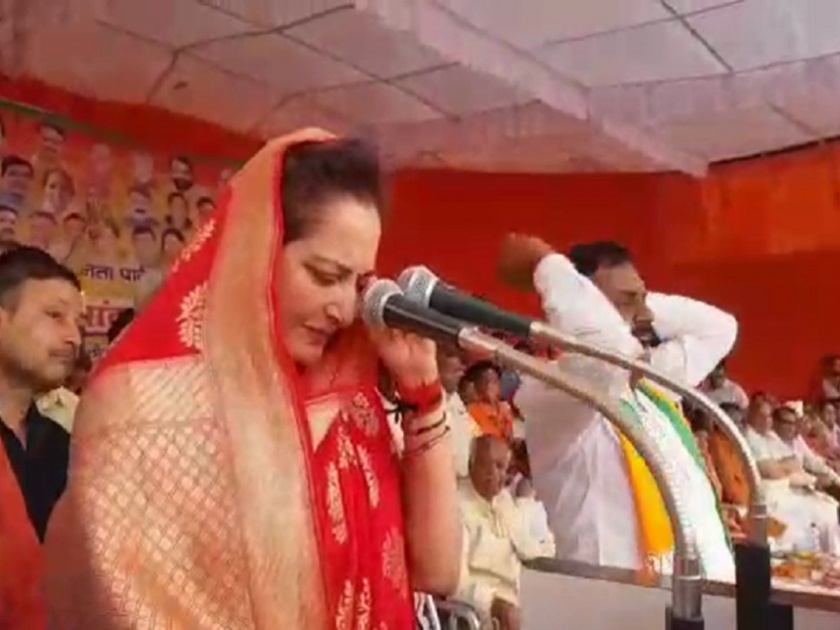 Lok Sabha elections 2019 - Jaya Prada, breaks down while addressing a public rally | Video: माझ्यावर अ‍ॅसिड हल्ला करण्याचं षडयंत्र, भरसभेत जयाप्रदा रडल्या..