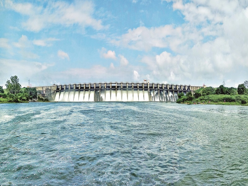 Discharge of 37,728 cusecs from Jayakwadi Dam; The 18 doors lifted by two feet as the inflow increased | जायकवाडी धरणातून ३७,७२८ क्युसेक विसर्ग; आवक वाढल्याने १८ दरवाजे दोन फुटांनी उचलले