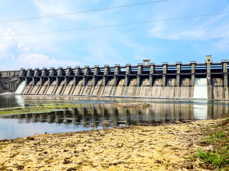 The two gates of the Jayakwadi dam opened half a foot | जायकवाडी धरणाचे दोन दरवाजे उघडले; पाण्याचा विसर्ग सुरु