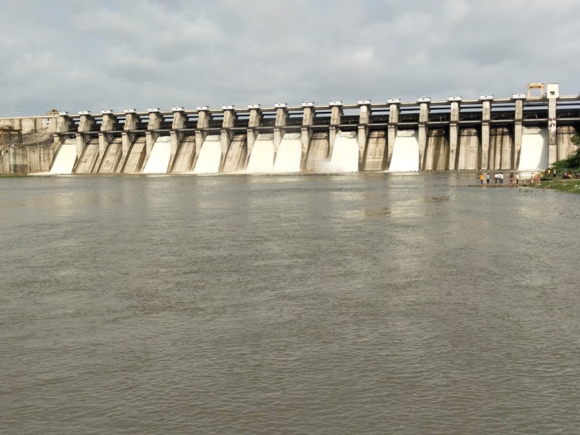 8 gates of Jayakwadi dam opened; 5781 cusec water released in Godawari river | जायकवाडी धरणाची ८ दरवाजे उघडले; गोदावरी पात्रात ५७८१ क्युसेकने विसर्ग 