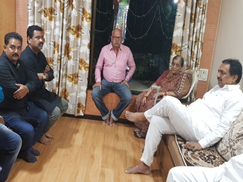 NCP State President Jayant Patil visited the meeting of Shaheed Vijay Salaskar's Matoshri | राष्ट्रवादीचे प्रदेशाध्यक्ष जयंत पाटलांनी शहीद विजय साळसकरांच्या मातोश्रींची घेतली भेट