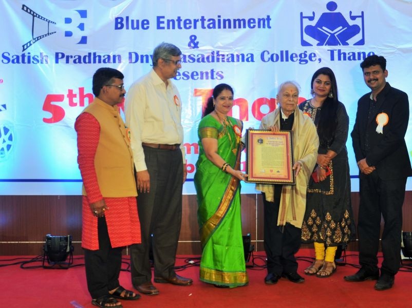 Senior painter Jayant Savarkar awards "Chitra Ratna" at the 8th My Thane Shortfilm Festival | ५ व्या माय ठाणे शॉर्टफिल्म फेस्टीवलमध्ये जेष्ठ रंगकर्मी जयंत सावरकर यांना "चित्ररत्न"पुरस्कार 