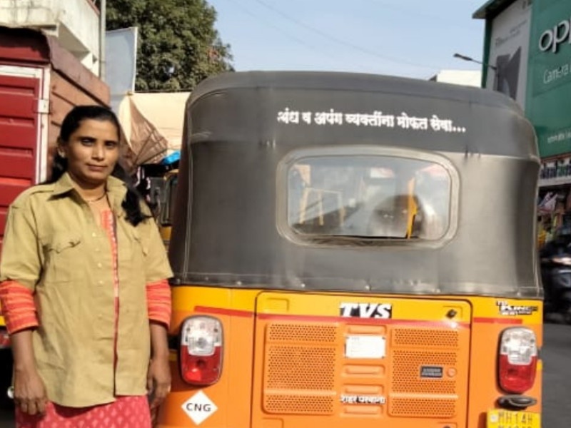Proud! 'Super Woman' giving free rickshaw ride for the disabled | अभिमानास्पद ! संसाराचा गाडा ओढताना दिव्यांगांसाठी रिक्षेची मोफत सवारी देणारी 'सुपर वूमन'   