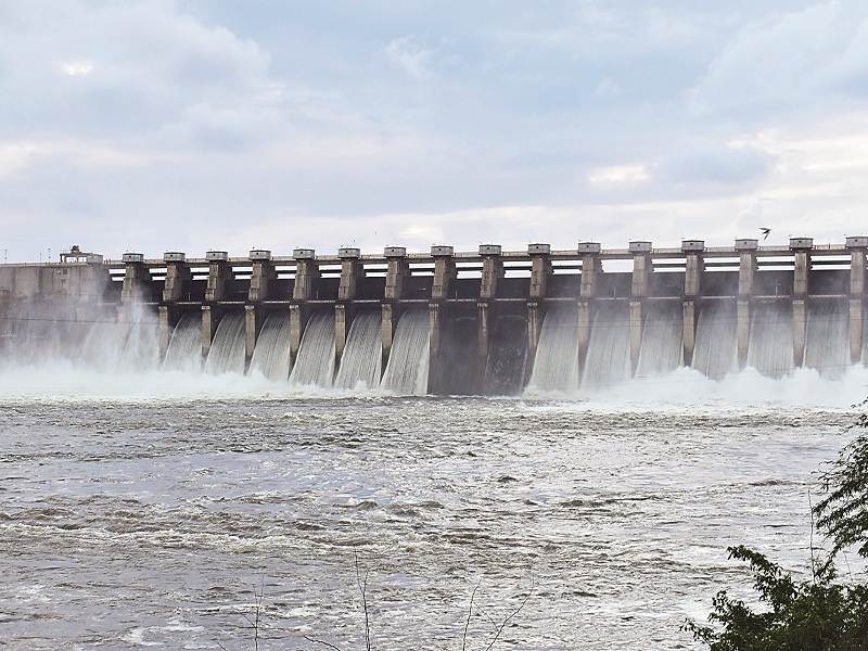 16 Jaikwadi dam's doors opened; 51 thousand cusecs water flow started | जायकवाडीचे १६ दरवाजे उघडले; ५१ हजार क्युसेक विसर्ग सुरु 