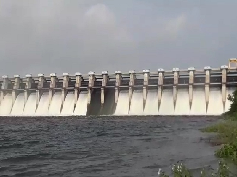 16 gates of Jayakwadi Dam opened; Alert to Godavari bank residents | जायकवाडी धरणाचे १६ दरवाजे उघडले; गोदाकाठी सतर्कतेचा इशारा