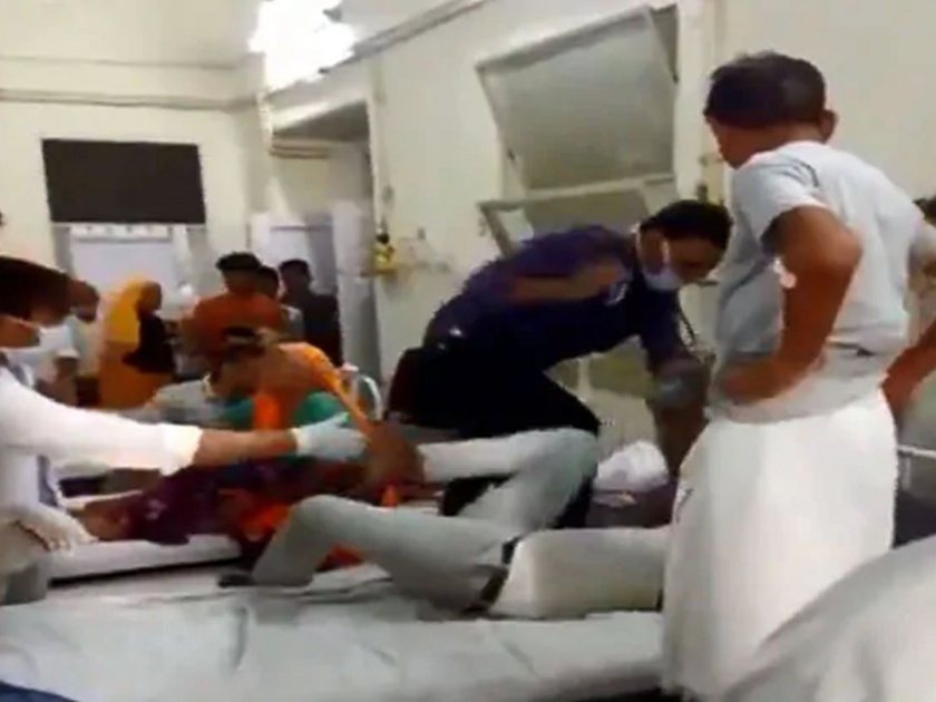 hospital resident doctor beat up a patient in sms medical college in jaipur rajasthan | डॉक्टरकडून रुग्णाला बेदम मारहाण, व्हिडीओ सोशल मीडियावर व्हायरल