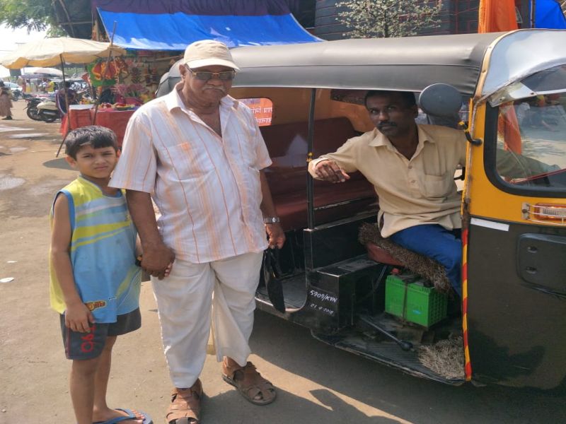 jayshankar tapase give free auto service to senior citizen in kalyan | नवरात्रीत वृद्ध व दिव्यांगांसाठी जयशंकर तपासेंनी दिली मोफत रिक्षासेवा