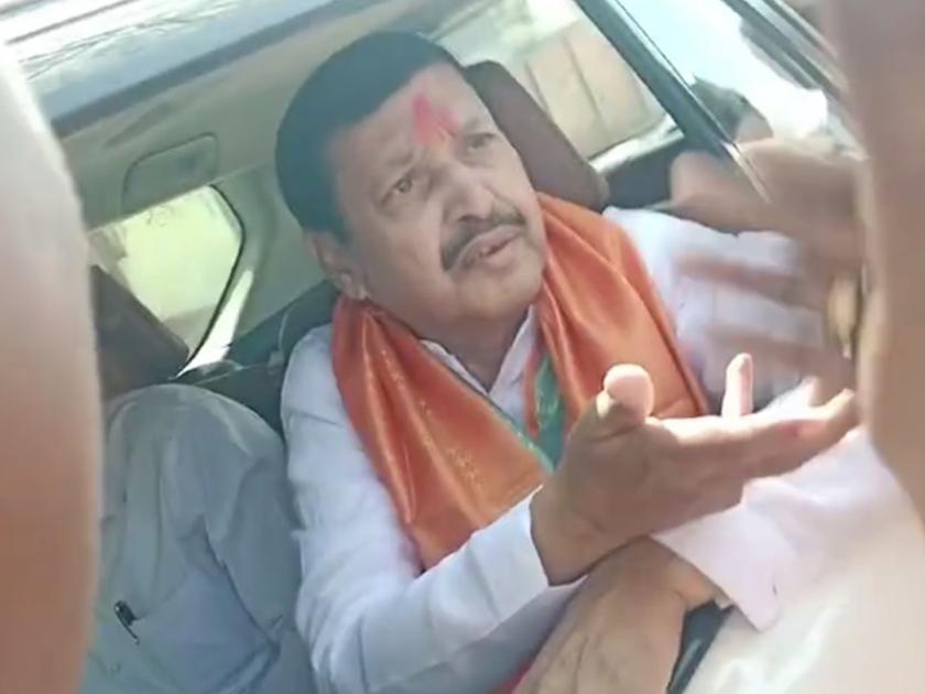 Former Union Minister Jaisingrao Gayakwad stopped from entering the village; Aggressive Maratha protestors | Video: माजी केंद्रीयमंत्री जयसिंगराव गायकवाड यांना मराठा आंदोलकांनी काढले गावाबाहेर