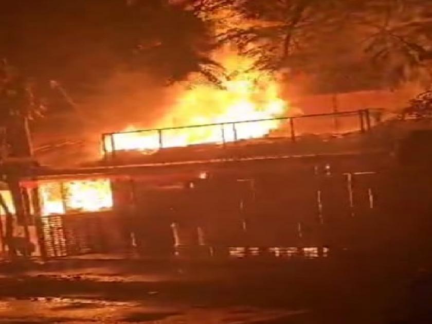 Seven shops including a credit institution caught fire in Jaysingpur Kolhapur district | Kolhapur: जयसिंगपुरात एका पतसंस्थेसह सात दुकानांना भीषण आग; ५० ते ७० लाखाचे नुकसान