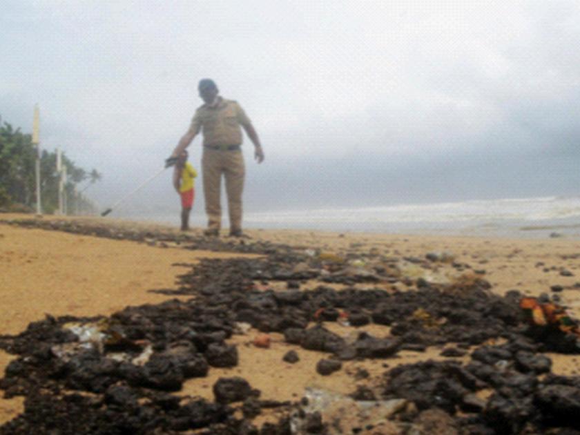 oil On the beach of Mumbai drawn from sea | मुंबईच्या समुद्रकिनाऱ्यावर आले तेल तवंगाचे गोळे