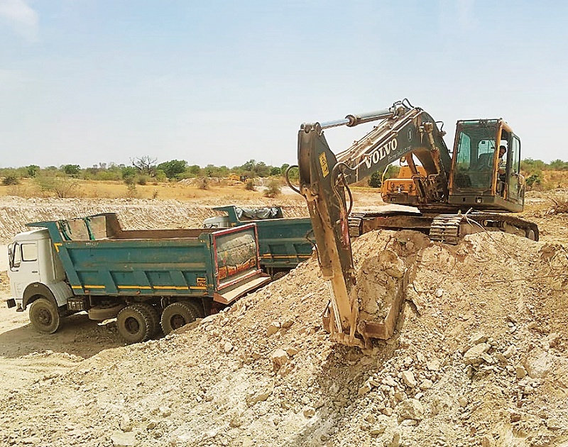 1 crore stone crush stolen from uncropped agri area | पाणी नसल्याने पडीक असलेल्या शेतातून १ कोटीच्या मुरूमाची चोरी