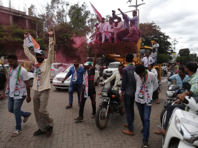 Pune Election Result 2019 : 'Ajit Pawar' won against gopichand padalkar in baramati ; celebration by overthrowing Gulal | पुणे निवडणूक निकाल २०१९ : जेसीबी ने गुलाल उधळुन '' अजितदादां ''चा विजयोत्सव, बारामतीत कार्यकर्त्यांचा जल्लोष