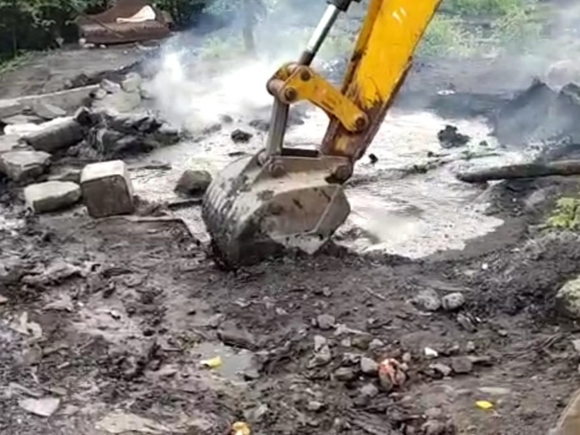 The JCB demolished the mower in Morawadi | मोरेवाडीतील गावठी हातभट्ट्या जेसीबीने उद्ध्वस्त