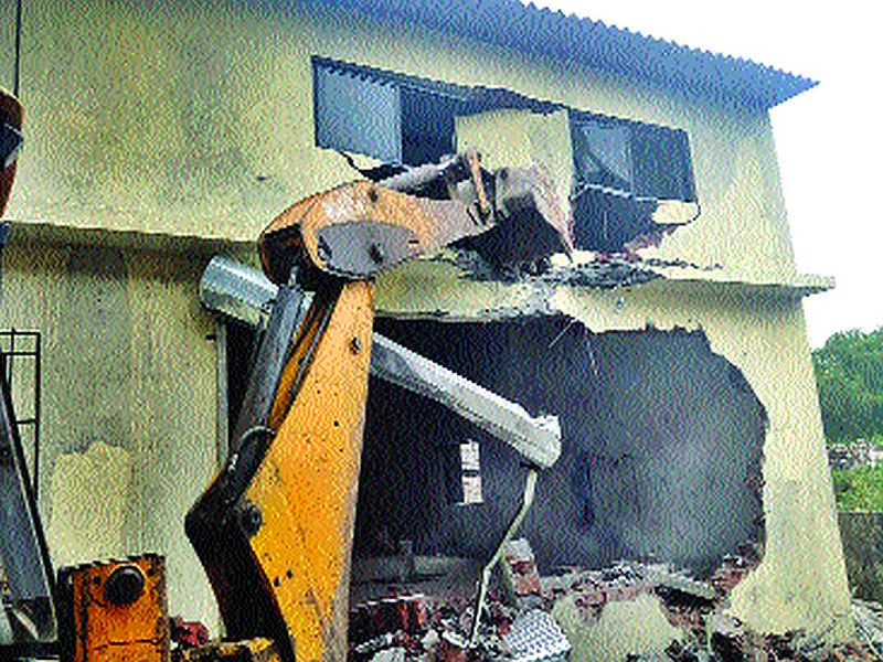 Municipality hammer on illegal construction | बेकायदा बांधकामांवर पालिकेचा हातोडा