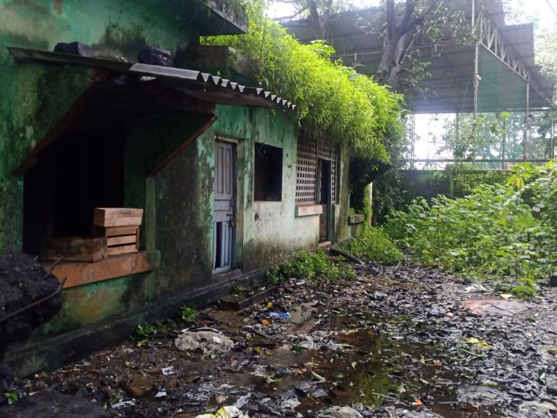 The closed residence of Jeevan Pradhikaran in Ulhasnagar has become a hangout for drug addicts | बंद निवासस्थानात रात्रीचा खेळ चालेची चर्चा; मोठी घटना घडण्याची शक्यता 
