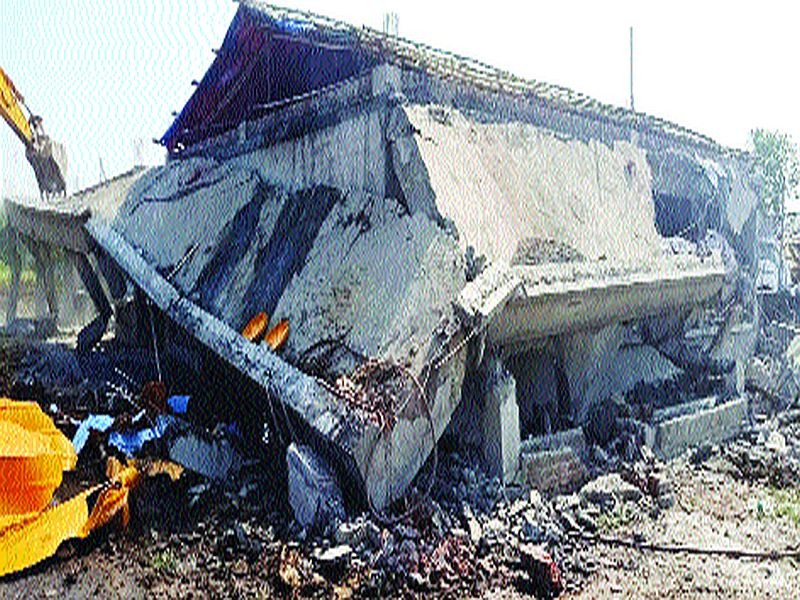 Illegal construction in the CRZ eventually collapsed | सीआरझेडमधील बेकायदा बांधकाम अखेर तोडले