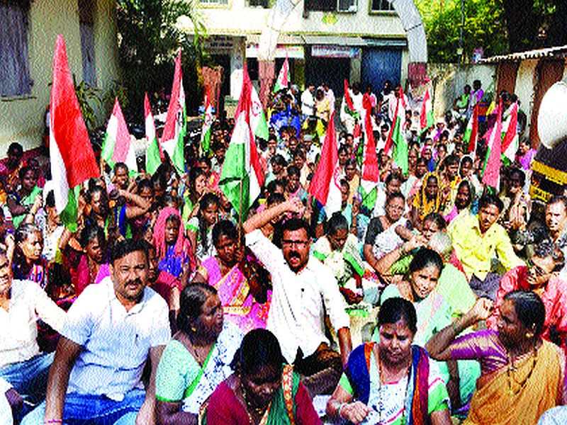 Labor organization's march on Shahpur Municipal Panchayat; The basics of cleaning workers | शहापूर नगरपंचायतीवर श्रमजीवी संघटनेचा मोर्चा; सफाई कामगारांचा ठिय्या